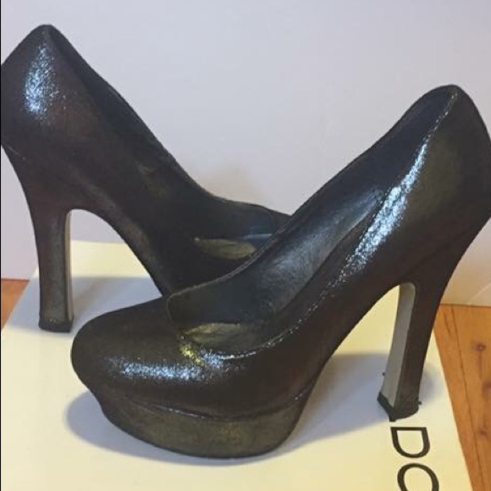 Shimmery also heels. - Picture 2 of 4